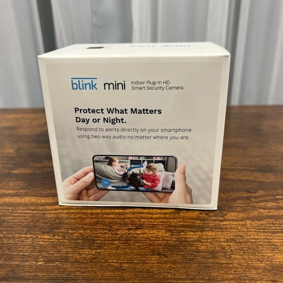 New Blink Mini Indoor Plug-In Smart Security Camera Day & Night Two-Way White - Picture 2 of 7